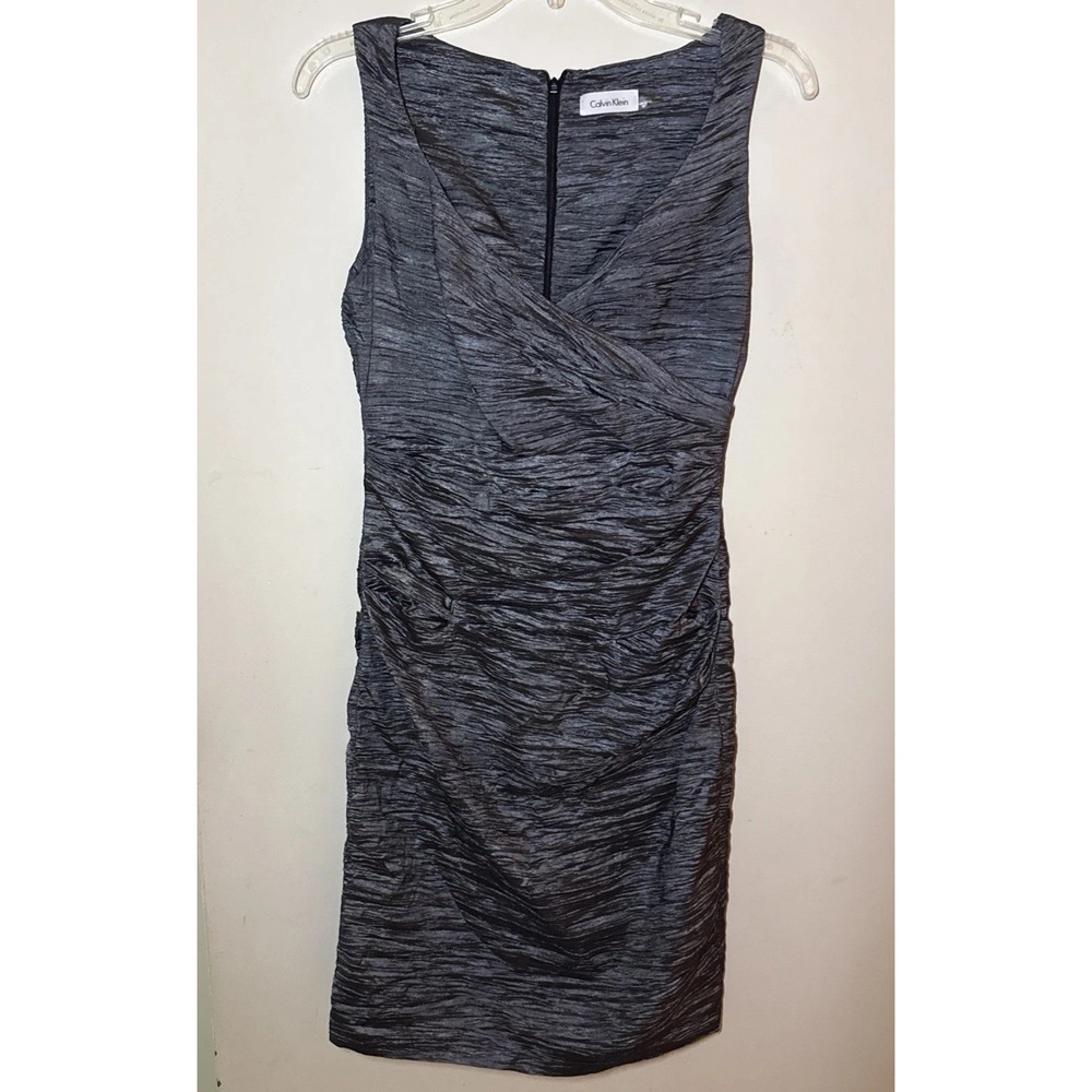 Calvin Klein Cocktail Dress Gray Ruched Back V-Neck Crinkle Stretch Size 2